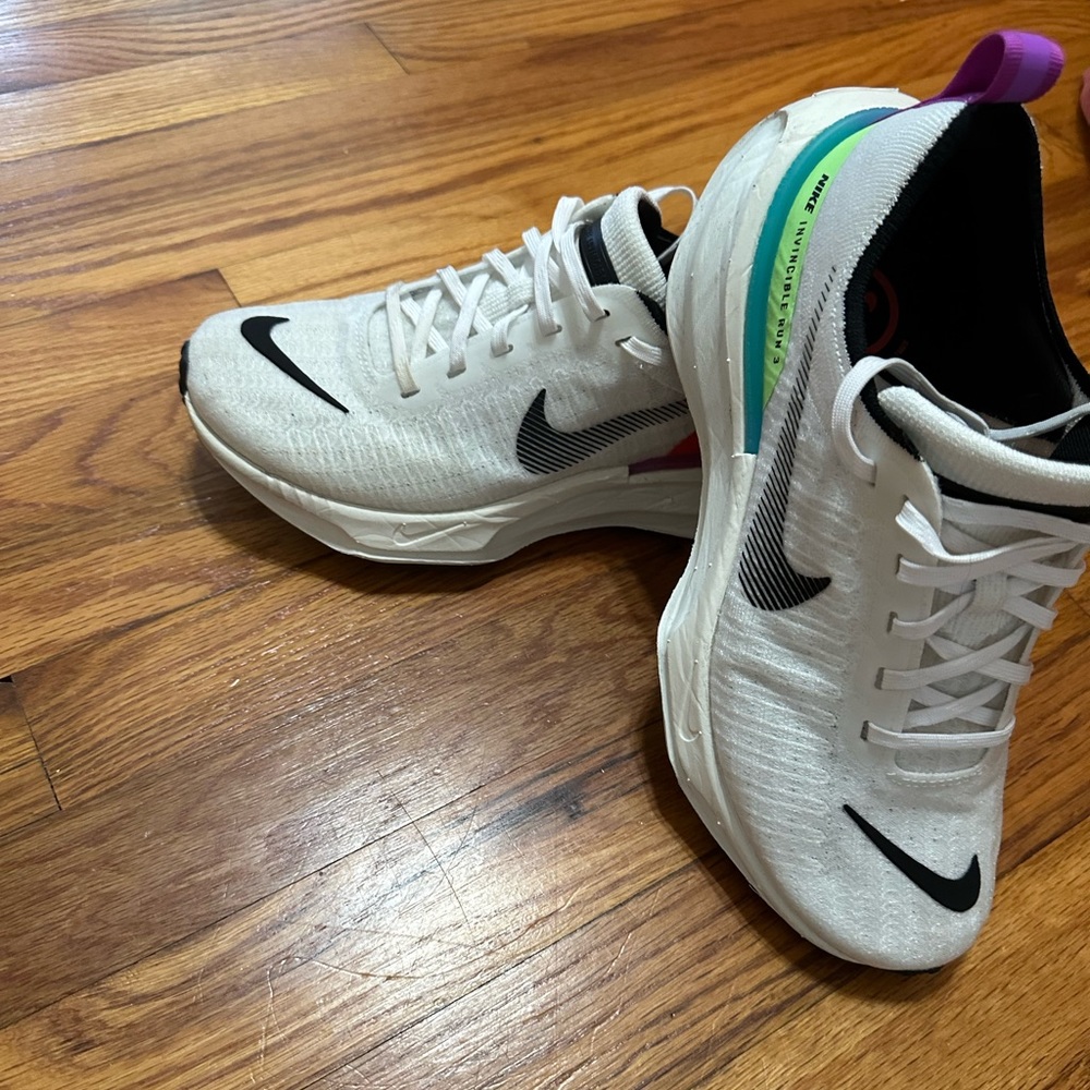 Nike ZoomX Invincible Run 3 SE
White Black Picante Red Lime Blast